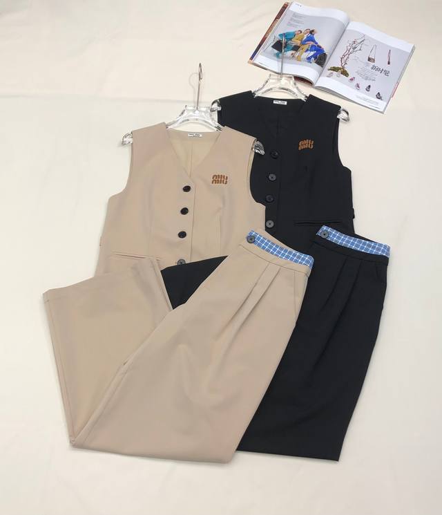 Miumi* 25Ss 新款马甲长裤套装 皮字母刺绣装饰 拼接格子腰头 时尚大方 两色三码Sml