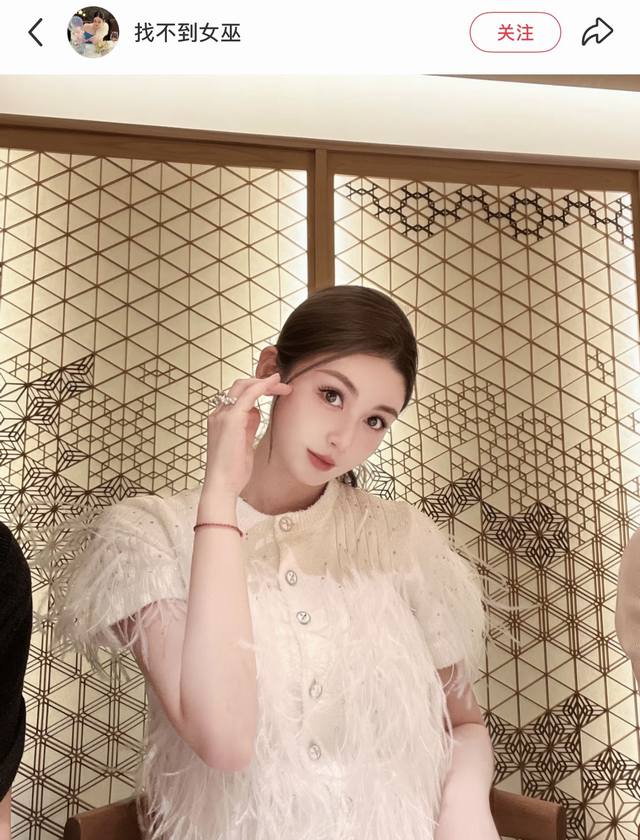 P]新款[P]！最新Ch25New 鸵鸟毛针织短袖开衫。颜色：白、黑。尺码：Sml。 。