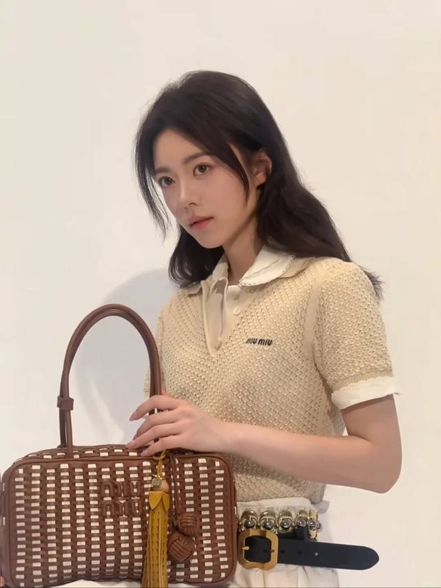 P]新款[P]！最新Miu 25New 镂空针织Polo短袖上衣。尺码：Sml。 。