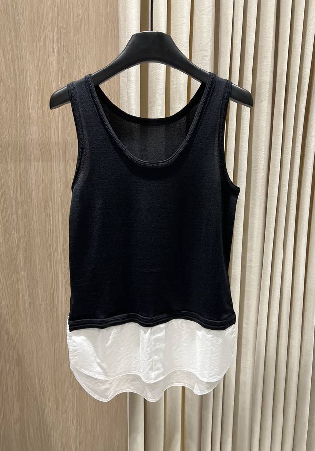 设计师款拼接背心Designer-Inspired Layered Tank Top 这款背心巧妙融合针织与衬衫材质，呈现假两件设计感，营造出层次分明的时髦视觉