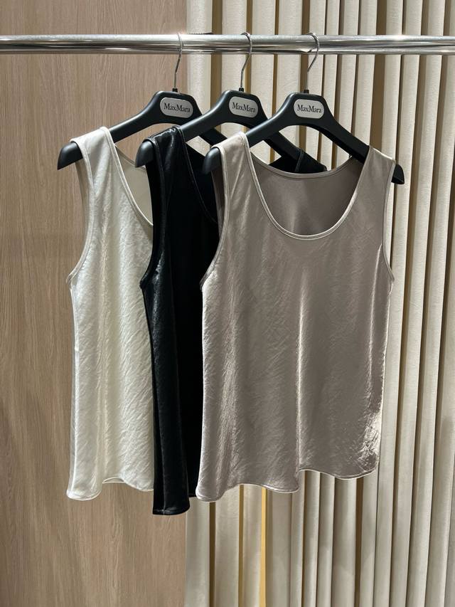 上新# 贵妇名媛必备 高级感 最高版本～醋酸光泽感背心 Acetate Tank Top 这款背心选用高品质醋酸面料，带有柔和缎面光泽，触感细腻顺滑，轻盈垂坠，