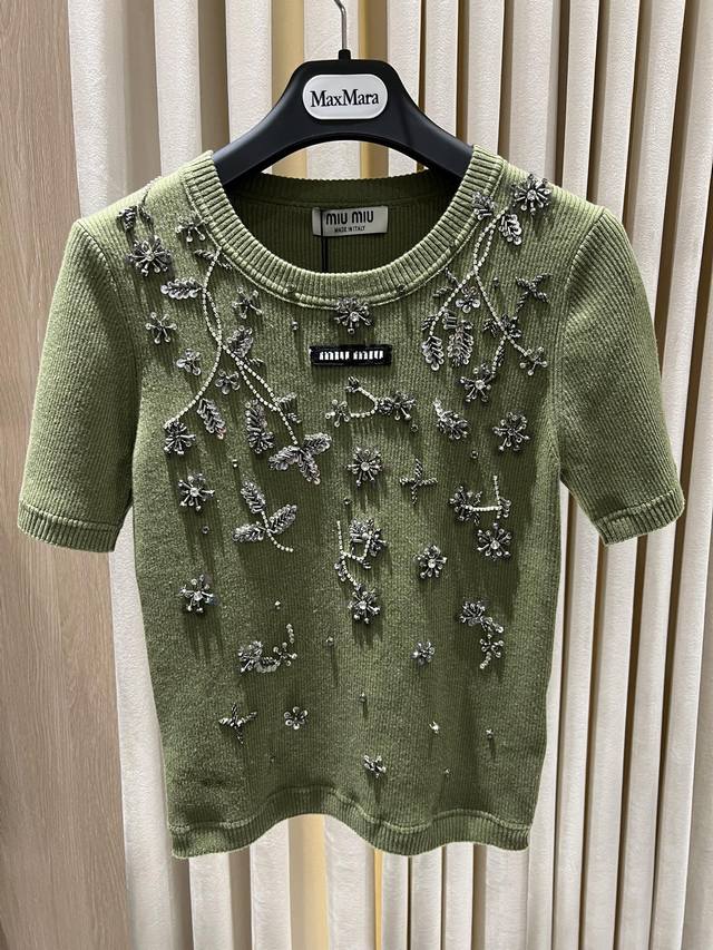 Miu Miu Embellished Knit Top Miu Miu 刺绣珠片短袖针织上衣 延续 Miu Miu 一贯的精致少女气质，这款针织短袖以意大利高