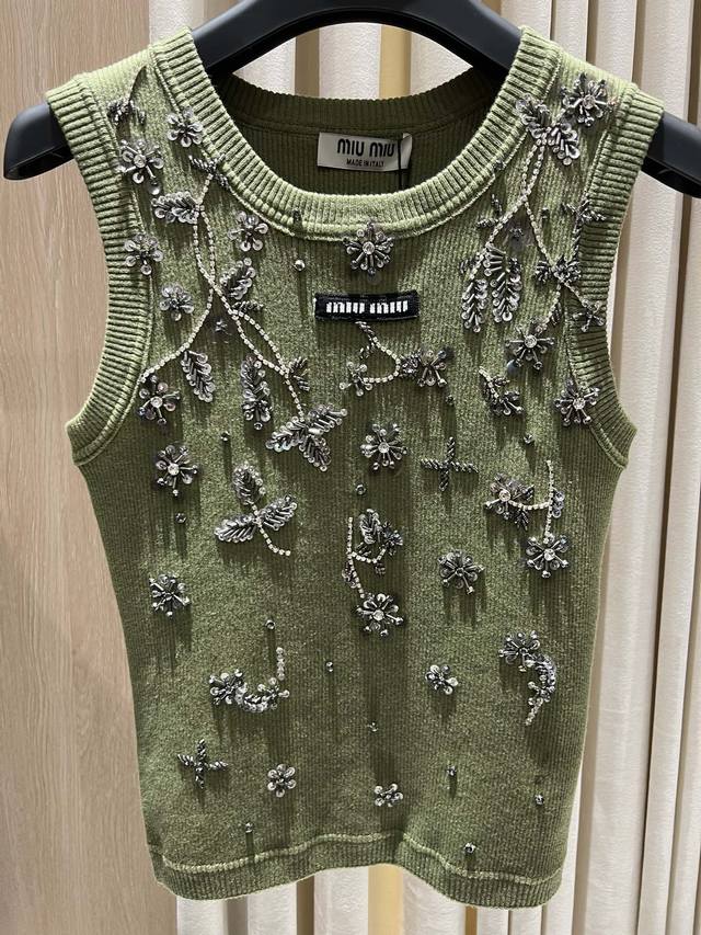 Miu Miu Embellished Knit Tank Top Miu Miu 刺绣珠片装饰针织背心 这款来自 Miu Miu 的针织背心，以柔软亲肤的高支