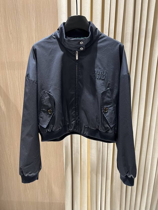 情侣款 Miu Miu Navy Stand Collar Jackey海军蓝立领短款工装夹克 这款Miu Miu 立领短夹克将校园风与实用主义完美融合，整体采
