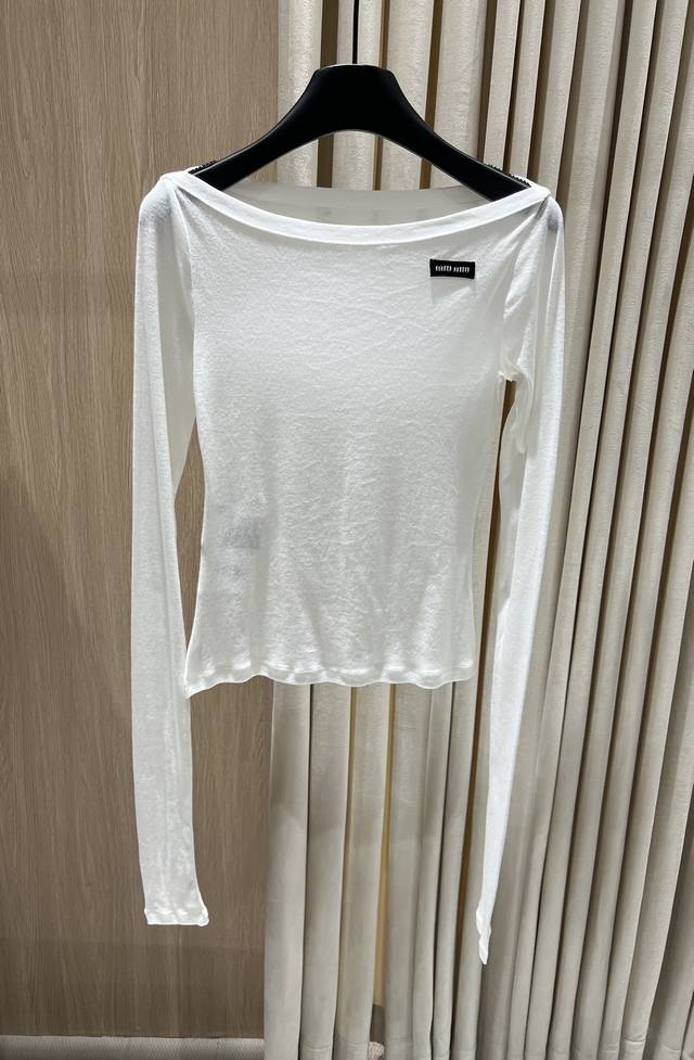Miutextured White Long Sleeve Tee 极简质感白长袖｜法式随性感的 隐奢穿搭 代表 这款长袖T恤以轻盈螺纹肌理感面料打造，手感柔软