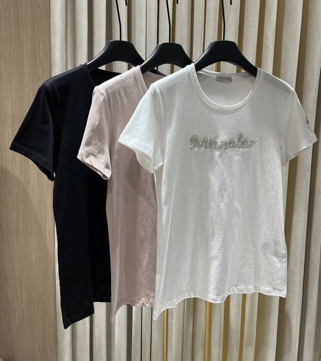 新品#Mon*字母刺绣钉珠圆领短袖T恤 胸前刺绣串珠手工缝制 呈现出立体多层次的字母徽标图案 精致时尚感立现 袖侧印章凸显品牌格调 打造个性风格 时髦减龄 单穿