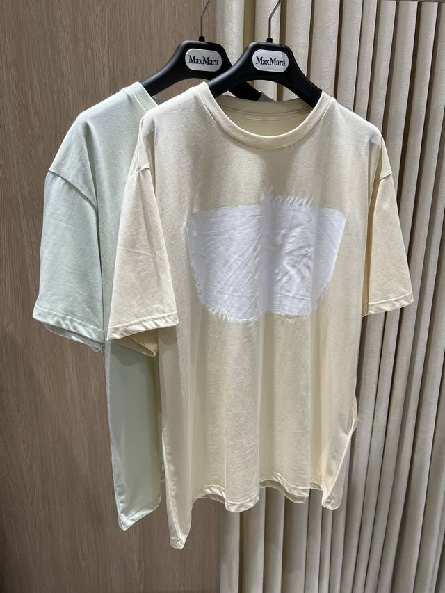 上新Mm6 Maison Margiela 棉质短袖T恤 本季新品，Mm6 推出这款简约中带有度假感的印花T恤，采用柔软舒适的纯棉材质，正面饰有独特雾感的棕榈树