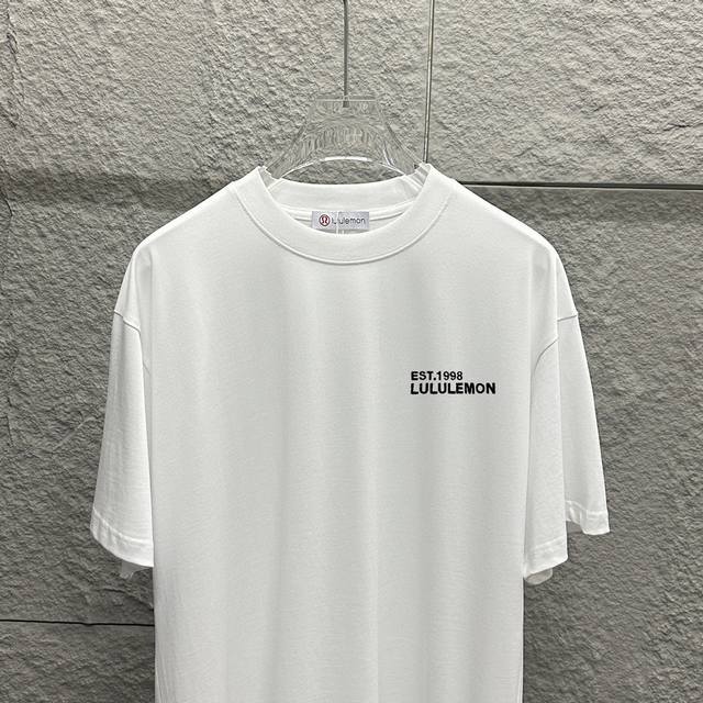 Lulu*Lemon*露露 2025春夏新款短袖T恤 胸前经典字母刺绣 定制双纱平纹纯棉面料 男女同款 颜色：黑色 白色 花灰色 尺码： S 90-130斤 M