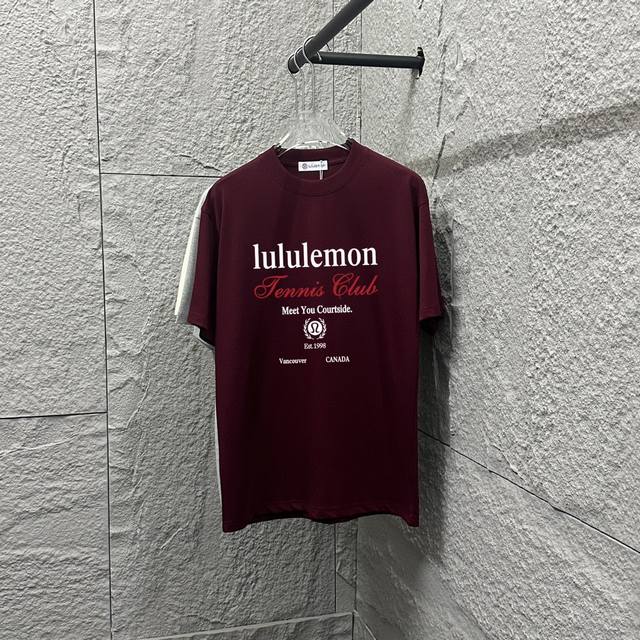 Lulu*Lemon*露露 2025春夏新款短袖T恤 经典图腾字母印花 定制双纱平纹纯棉面料 男女同款 颜色：黑色 白色 安哥拉红 尺码： S 90-130斤