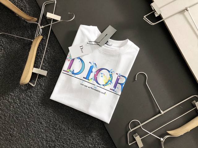 Dior 最新款印花短袖，高品质专柜原单短袖，顶级制作工艺进口面料，专柜款优质胶印印花设计，采用进口高端订制260克双纱面料，进口丝线手感一流！专柜在售！码数：