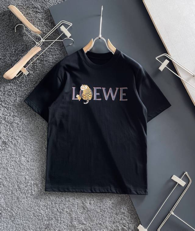 Loewe 最新款印花短袖，高品质专柜原单短袖，顶级制作工艺进口面料，专柜款优质胶印印花设计，采用进口高端订制260克双纱面料，进口丝线手感一流！专柜在售！码数