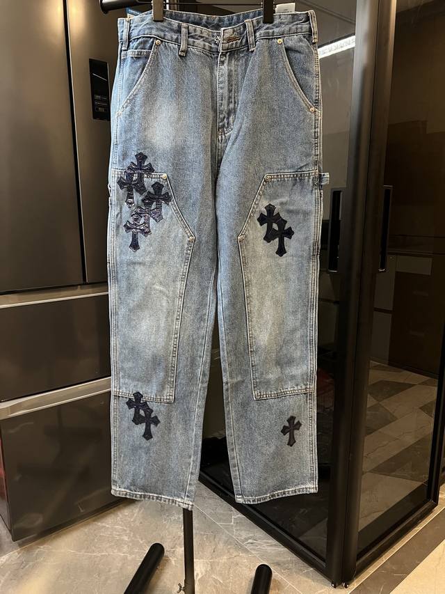 隔天 Chrome Hearts 克罗心 Ch十字架拼闪光皮伐木牛仔裤 蓝 采用顶级重工洗水工艺，每一处细节都彰显匠心。小牛皮经 激光切割，制成精致十字架，触感