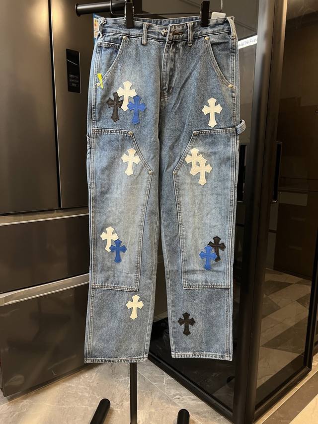 隔天 Chrome Hearts 克罗心 Ch多色激光十字架拼皮伐木牛仔裤 蓝 采用顶级重工洗水工艺，每一处细节都彰显匠心。小牛皮经 激光切割，制成精致十字架，