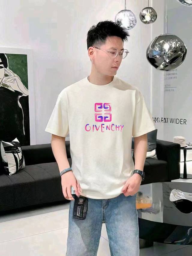 Gvc 纪梵* 25Ss 大师亲手设计潮牌新品印花圆领短袖T恤 春夏最砖柜同步 Os落肩版型 300克重全棉 时尚又个性 超级百搭好看的一款 男女都非常合适 人