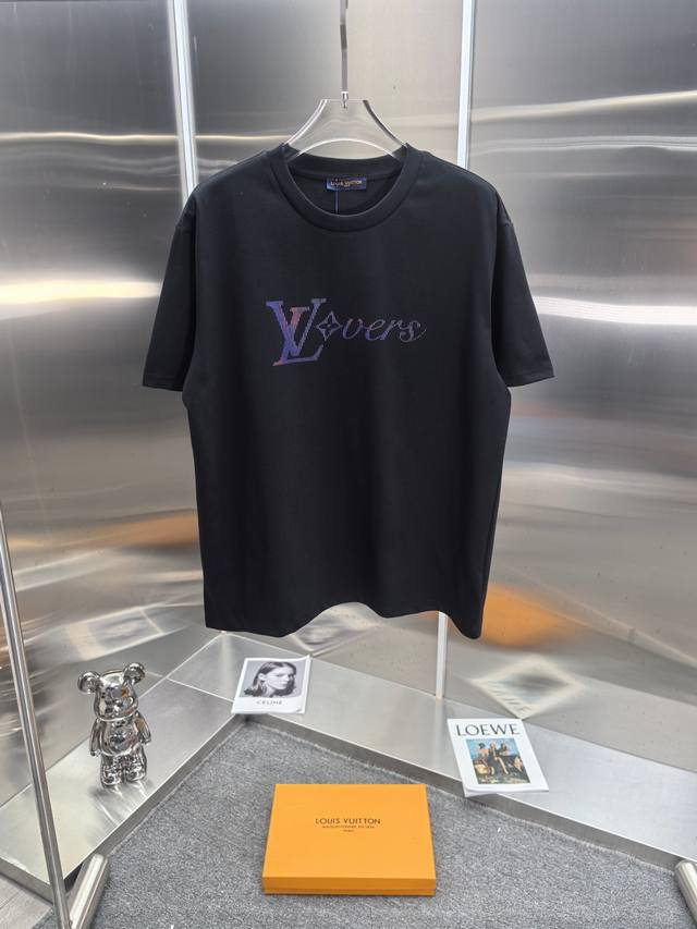 Lv 路易 彩虹渐变竖纹印花短袖T恤 平织纯棉优质棉面料，采用15S平织优质棉，280G；搭配32S双纱拉架螺纹，300G。面料采用平纹组织方式织造的品质优良的