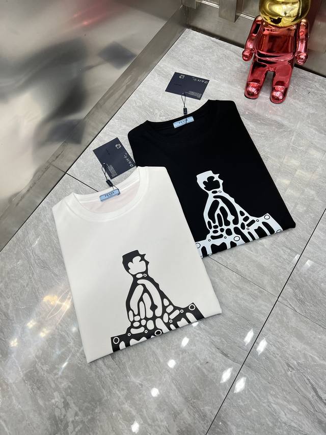 Prada 普拉达 2025最新款潮牌情侣款，经典Logo印花圆领T恤，春夏新品！高品质280克纯棉面料，时尚百搭经典潮款 ，穿着舒适，透气 时尚，不失个性，