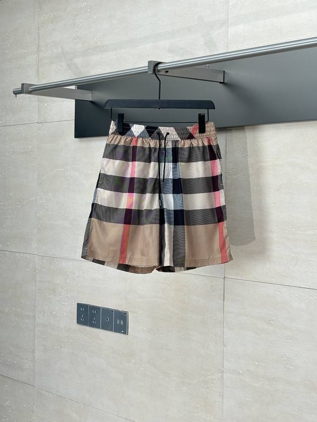 Burberry* 巴宝莉 25Ss春夏新款经典格纹短裤 采用定制交叉提花平纹面料，抽绳式弹力绳裤腰 内里黑色网布里布，直筒剪裁版型 Size：S M L