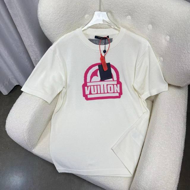Louis Vuitton*路易威登 Lv樱花粉四叶草印花短袖T恤 新款嵌花短袖圆领针织T恤 本款棉质T恤前幅采用提花工艺 在胸前描绘Lu Logo 字母和Mo