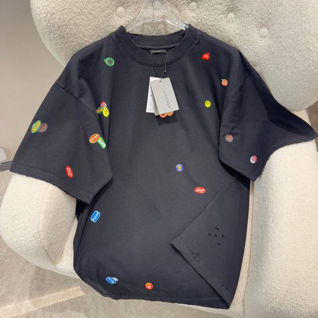 Balenciaga巴黎世家 Balenciag* 2025水果标印花短袖 采用40S精棉平纹100%纯棉 G 正面背面和衣袖饰以艺术作品印花 优质的环保弹力胶