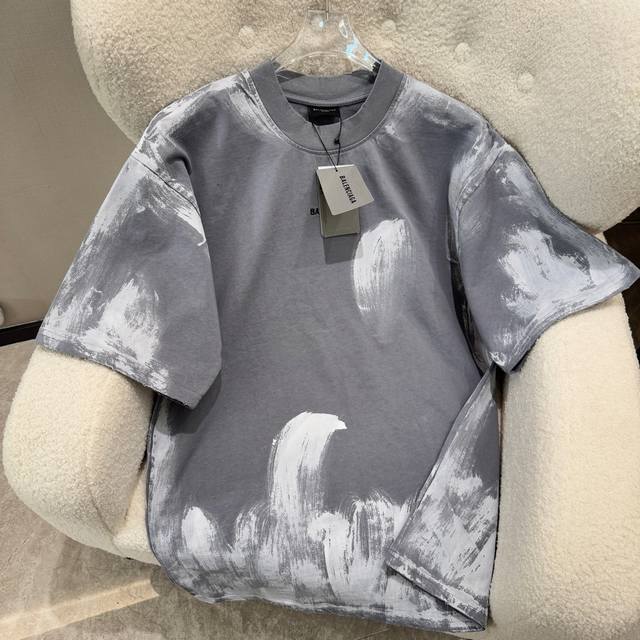 Balenciaga巴黎世家 25Ss新款水洗做旧磨码油漆泼墨涂鸦 手绘前后刺绣字母Logo短袖T恤 采用 %纯棉280克重定织定染纯棉面料 由于面料特殊定制