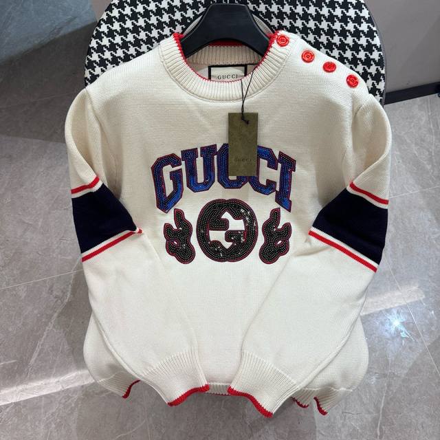 Gucci古驰 早春新品圆领针织毛衫 经典一体织纱提花工艺 订制羊毛混纺材质 手感细腻柔软 可直接与肌肤接触 让暖心的纱线变化出细腻的质感 顶级工艺极具特色出彩
