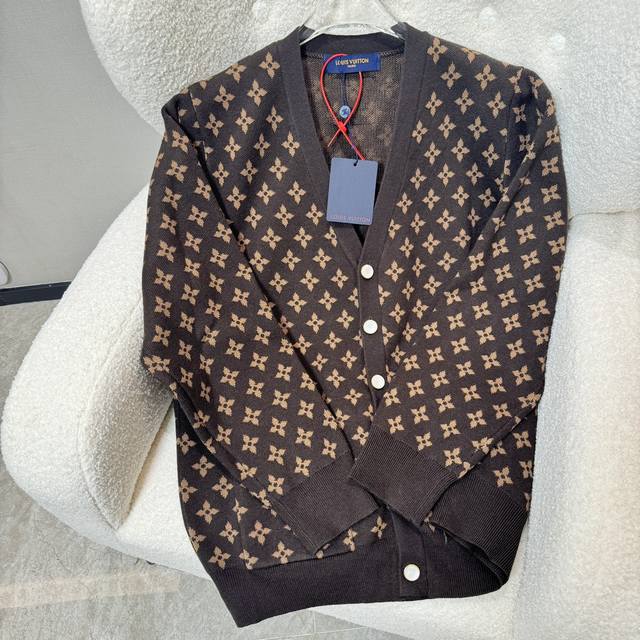 Louis Vuitton路易威登 1V Fw新款Monogram刺绣老花绵羊毛针织 本款针织衫取材柔软羊毛 以浓郁色彩为寒冷天气增添暖意 全幅Monogram