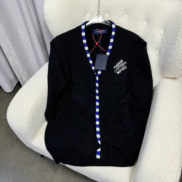 Louis Vuitton路易威登 1V*秋冬新品 简约领针织开衫 经典独特定制的内扣加手工串珠修边 独家定制澳大利亚美丽诺羊毛 羊毛织物手感软糯顺滑 奶油一般