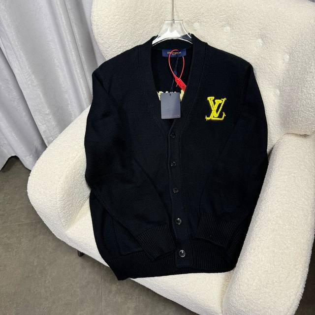 Louis Vuitton路易威登 1*V秋冬新款胸口字母大Logo针织外套 纱线为32支双股纱线 由30%羊毛与70%棉组成 既有羊毛的保暖度 又有棉的舒适度