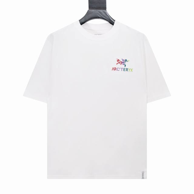 Arc’Teryx始祖鸟Arc25Ss，高工艺刺绣，刺绣穿上不刺身，采用复合铺膜，刺绣底下有贴布，采用60支双股，领口，下摆双窄针平车。定制侧标，辅料齐全，质感