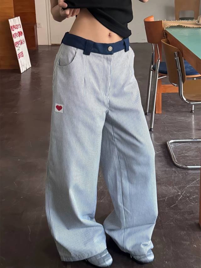 款号Xk3367 美式复古爱心刺绣美式复古竖条纹裤子女设计感小众休闲裤直筒垂感，面料定制经过一流的高工艺水洗 ，质地紧密 色泽均匀 纹理清晰，上身非常舒适 直筒