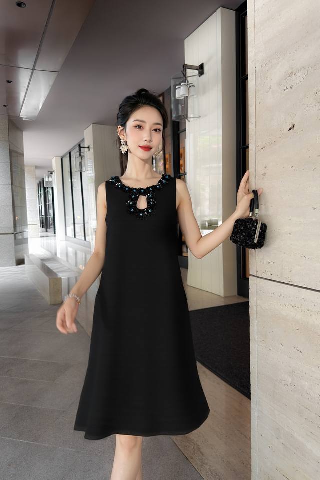 连衣裙 春夏新款，法式设计感重工钉珠无袖连衣裙夏季气质显瘦收腰背心裙米杏，黑色，Smlxlxxl