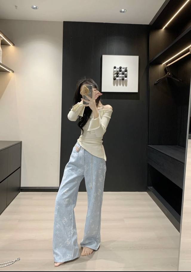 长裤 小香 2025夏季新款 浅色提花满印直筒牛仔裤丨质感柔软舒适 浅色色系很适合春夏~ 超级显贵气的一款 直筒版型视觉感更加显瘦 随意一搭轻奢感十足 提花满印