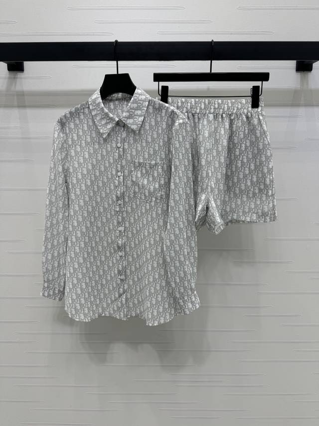 上新原单高端品质 Dio* 2025春夏新款系列！印花廓形衬衫短裤套装！定制进口斜纹稠材质 质感垂顺舒适 正肩翻领衬衫高腰弹力短裤套装 通体满印老花字母图案 老