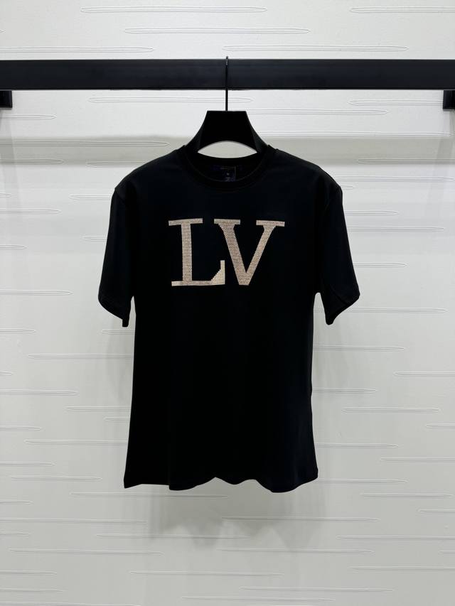 上新原单高端品质Louis Vui*Ton 2025春夏最新系列！重工刺绣住珠片T恤！定制Yb丝光全棉材质 透气舒适 质感十足 廓形常规短袖T恤裁剪 采用克重纯