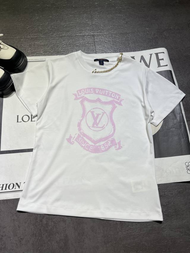 Pp Louis Vuitto* 25Ss春夏新品 情人节限定系列短袖T恤丨独家Yb开发！高版出品！紫粉色字母印花链条装饰！取材柔软舒适的弹力纯棉面料！定制金属