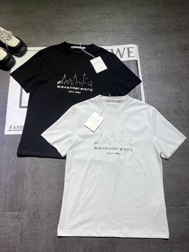 Pp 原版开发 Alexanderwan*亚历山大王中性加大款徽标水洗宽松短袖T恤出货，100%纯棉面料，大版型，男女同款，现货两色Sml