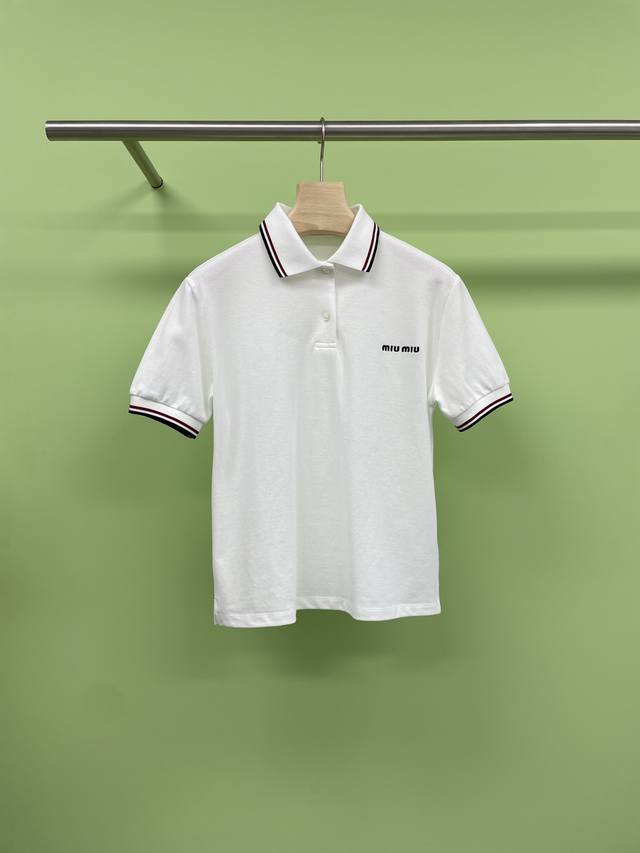 Miumiu2025春夏新款Polo 可谓是经典与现代时尚的完美碰撞，采用经典的 Logo，加上独特的 Terry 织物质感，让这款 Polo 不仅具有高级感，