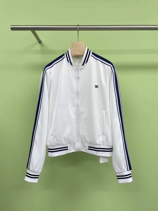 Celine2025新款运动夹克外套，美式棒球服外套，随着秋风送爽，一件合适的外套成了街头时尚的必备之选，今天给大家推荐的这款美式棒球服外套，以其独特的学院风和