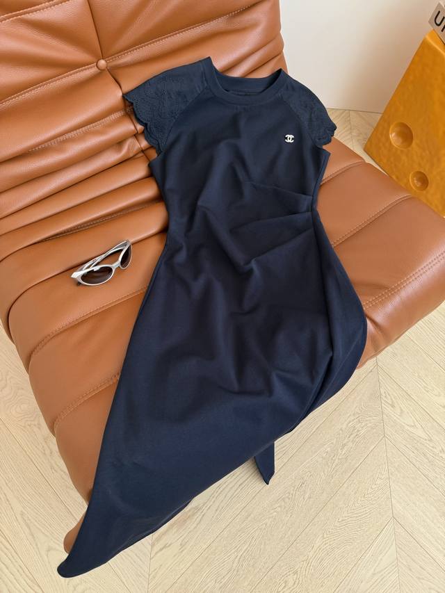 25Ss 实穿不平庸的长款连衣裙 双肩拼接重工刺绣面料 一秒出门的随性 随性惬意的休闲裙拯救夏日炎热感 面料轻薄透气 带有弹性 非常舒适 落肩设计 腰部采用褶皱