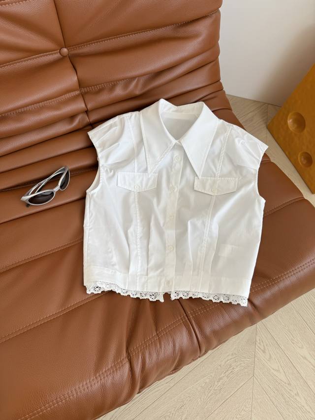 日常小衬衫 25Ss 小尖领设计短款衬衫 捏褶立体小飞袖设计 整个袖型很好看 藏住手臂的肉肉又可以修饰肩线 短款版型更加实穿 下摆拼接蕾丝花边 腔调设计感 一色