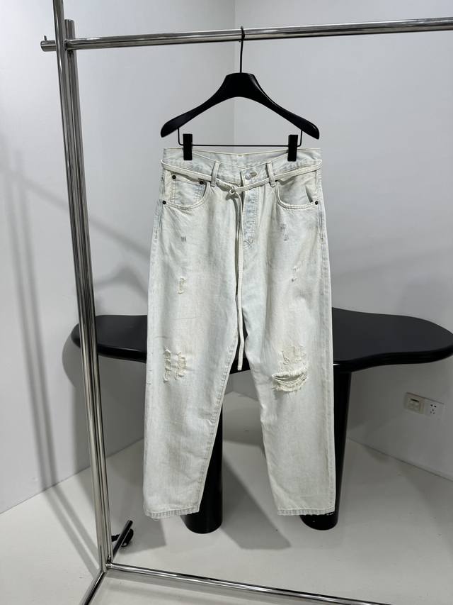 25新品1991做旧破洞牛仔裤 休闲直筒小脚版型 做旧洗水工艺 做脏 复古风格 水洗做旧破洞效果 后背饰有品牌标识皮饰 搭配同色系细腰带 男女同款 ：灰白色 ：