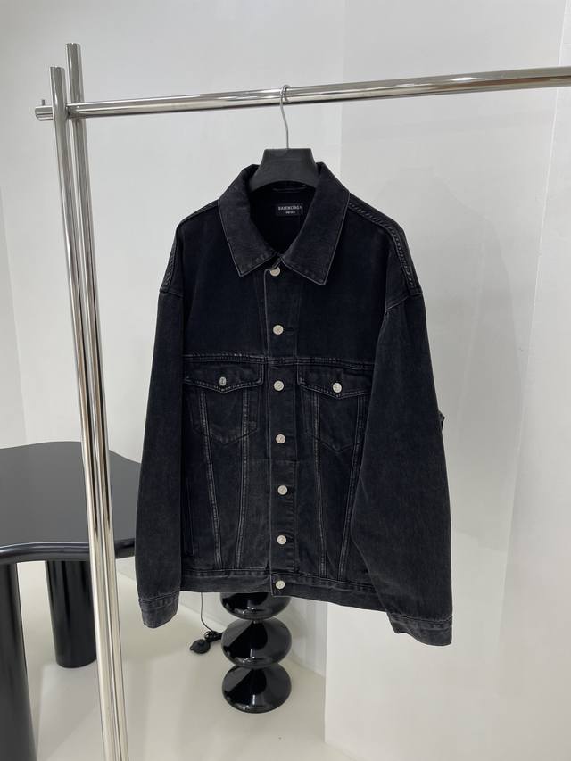 秋冬新品黑灰牛仔布水钻夹克 进口牛仔布中性风剪裁 背面莱茵石字母烫钻 复古洗水做旧工艺 宽松版型 男女同款 ：炭黑 ：