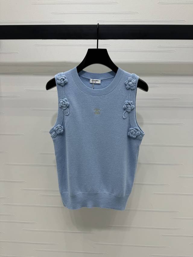 上新原单高端品质 Chane* 2025春夏最新系列！立体山茶花针织背心！日常或者度假穿都是吸睛的氛围感神器 通体利用密实针织工艺 袖口上缘重工立体花朵装饰 增