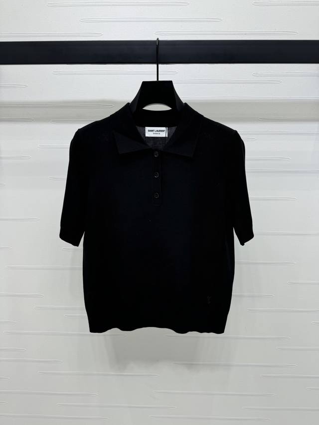 上新原单高端品质 Ysl* 2025春夏最新系列！翻领针织短袖！极简风格，净版配色基础百搭不挑身材 随意搭配都能穿出大牌的气质！短款版型上身巨显瘦！简约优雅又高