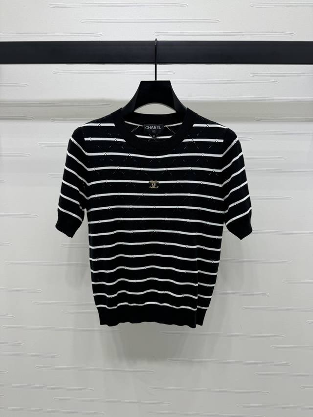 上新原单高端品质 Chane* 2025春夏最新系列！菱格条纹针织短袖！定制丝毛纱线织造 质感高级光泽舒适 针织圆领上衣剪裁 通体横条纹撞色配合镂空钩针肌理交织