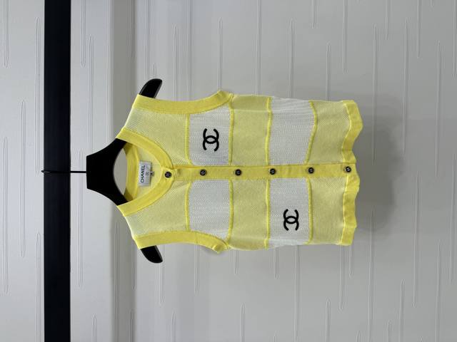 上新原单高端品质 Chane* 2025春夏最新系列！圆领条纹针织无袖马甲！定制羊毛针织材质 细腻舒适 质感十足 领口袖口襟边同色系螺纹撞色包边 单排双C金属亮