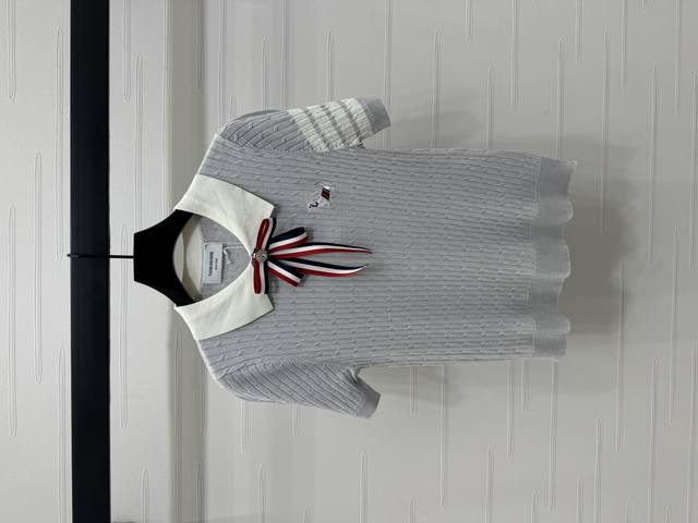 上新原单高端品质 Thom Brown* 2025春夏最新系列！小狗翻领针织短袖！定制羊毛针织材质 舒适柔软 质感十足 翻领针织短袖蝴蝶结胸针 增加穿搭美高休闲