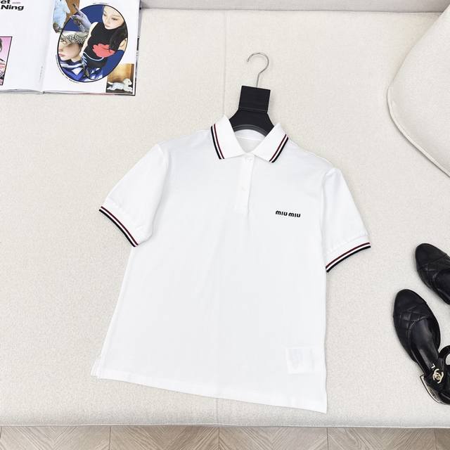 减龄学院风 Miu 25Ss 刺绣最新款Logo刺绣翻领上衣 学院风必入 夏日必备减龄神器 闺蜜装轻松解锁 比普通的Polo衫还多了几分俏皮感 学院风标配又不失