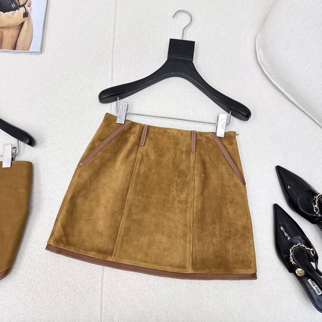 Miu系少女可露丽风 张元英同款 Miu 25Ss 春夏新款 麂皮绒超短半裙 独家定制麂皮绒面工艺知识分子复古棕色系麂皮绒 撞色拼皮包边工艺 经典版型上身巨显瘦