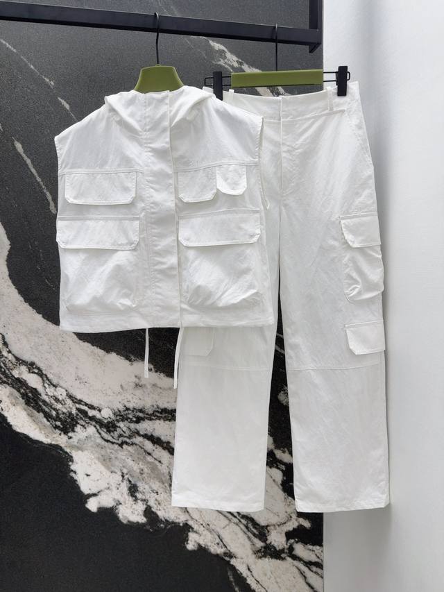 马甲 裤子P390 Gu 25Ss 春夏新品酷帅工装风纯白色套装 连帽双口袋马甲+直筒阔腿工装裤 刺绣Logo字母设计 版型宽松不挑人上身自带随性慵懒感 轻盈微